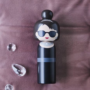 KOKESHI AUDREY HEPBURN PAR LUCIE KAAS