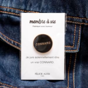 PIN'S CONNARD PAR LA MARQUE COUCOU SUZETTE