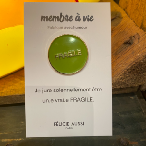 PIN'S FRAGILE PAR FÉLICIE AUSSI