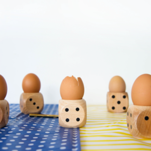COQUETIER DÉ À JOUER COCO - PIED DE POULE