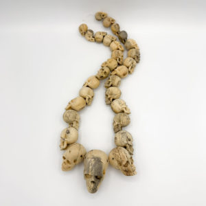 COLLIER MEMENTO MORI CRÂNES EN BOIS BLANC - ATELIER CSD DAVOY