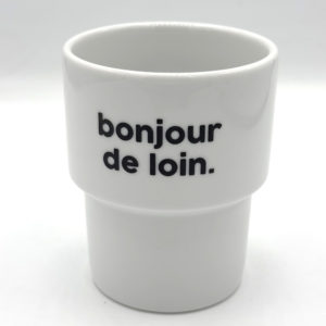 Le mug ou gobelet "Bonjour de loin" parfait pour débuter votre journée avec un peu de distance ! Résolument atypique, la collection de mugs signée Félicie Aussi mise sur un lettrage ludique et plein d'humour.