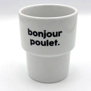 Le mug ou gobelet "Bonjour poulet" parfait pour débuter votre journée avec un adorable surnom ! Résolument atypique, la collection de mugs signée Félicie Aussi mise sur un lettrage ludique et plein d'humour.