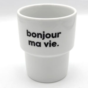 Le mug ou gobelet "Bonjour ma vie" parfait pour débuter votre journée avec une déclaration d'amour ! Résolument atypique, la collection de mugs signée Félicie Aussi mise sur un lettrage ludique et plein d'humour.