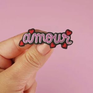 "AMOUR" BROCHE BRODÉE À LA MAIN - MALICIEUSE