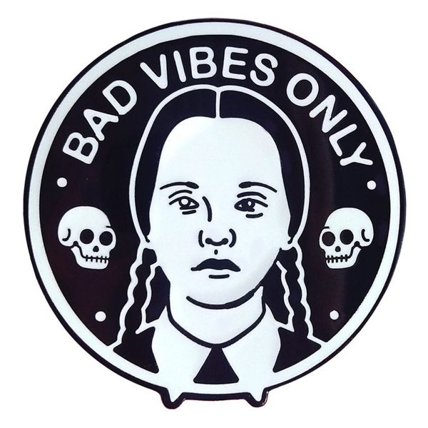 PINS "BAD VIBES ONLY" MERCREDI ADDAMS - LA BARBUDA