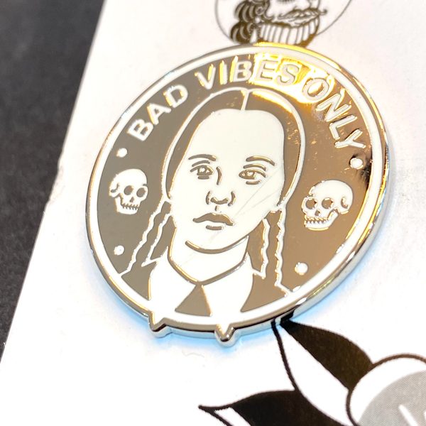 PINS "BAD VIBES ONLY" MERCREDI ADDAMS - LA BARBUDA
