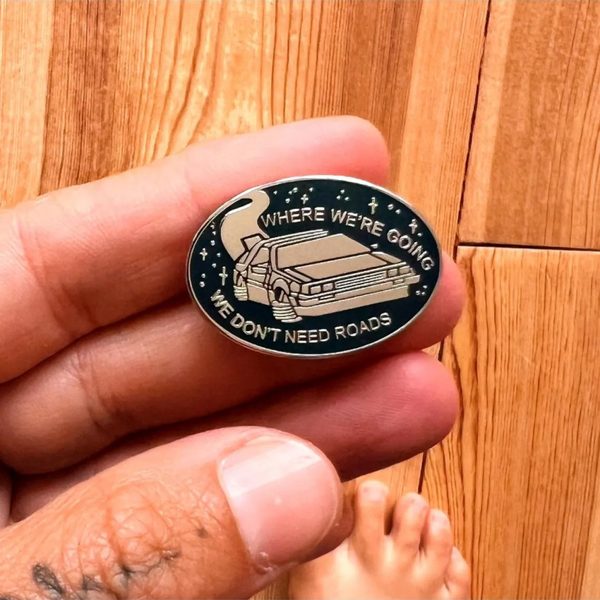 PINS "WHERE WE'RE GOING WE DON'T NEED ROADS" DELOREAN - LA BARBUDA
