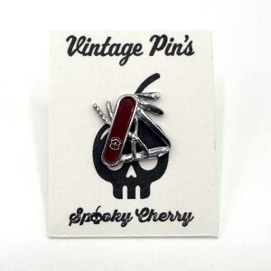 PINS VICTORINOX COUTEAU SUISSE VINTAGE - SPOOKY CHERRY