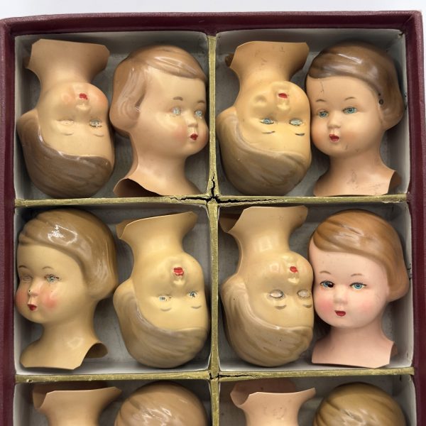COFFRET POUPÉE CONTENANT 12 TÊTES EN CELLULOÏD VINTAGE - V0218