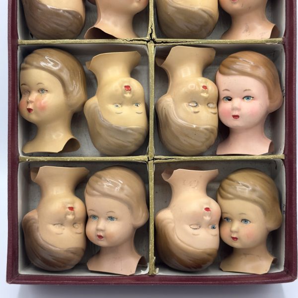COFFRET POUPÉE CONTENANT 12 TÊTES EN CELLULOÏD VINTAGE - V0218