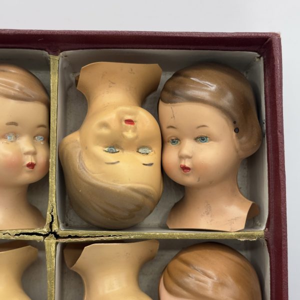 COFFRET POUPÉE CONTENANT 12 TÊTES EN CELLULOÏD VINTAGE - V0218