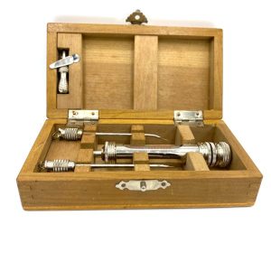 SERINGUE MEDICALE ET 2 AIGUILLES VINTAGE - V0207