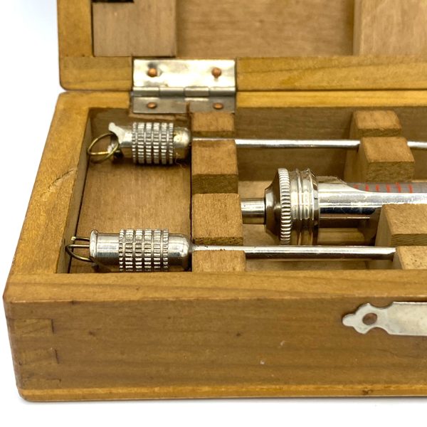 SERINGUE MEDICALE ET 2 AIGUILLES VINTAGE - V0207