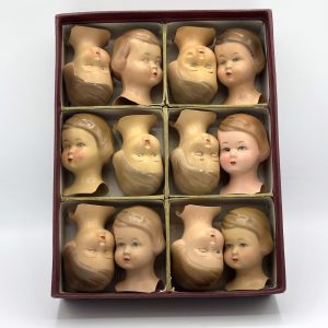 COFFRET CONTENANT 12 TÊTES DE POUPÉE CELLULOÏD VINTAGE - V0218